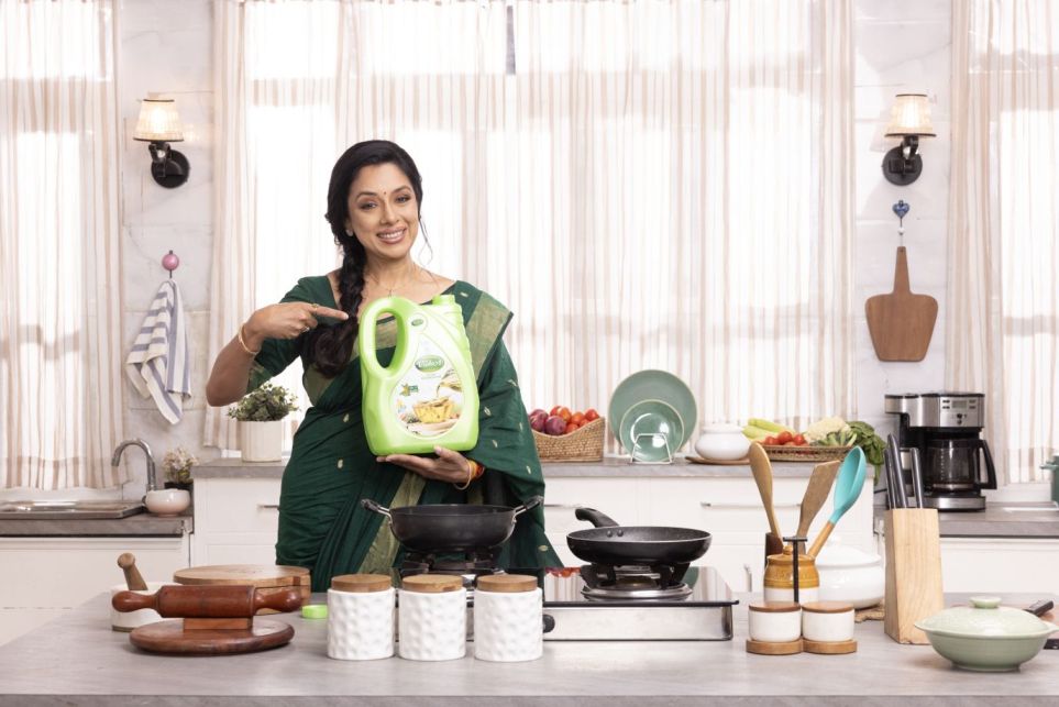 Rupali Ganguly, brand ambassador for Vibhor, showcases the new Vibhor oil range, designed to enhance the nutrition and flavor of home-cooked meals.jpg